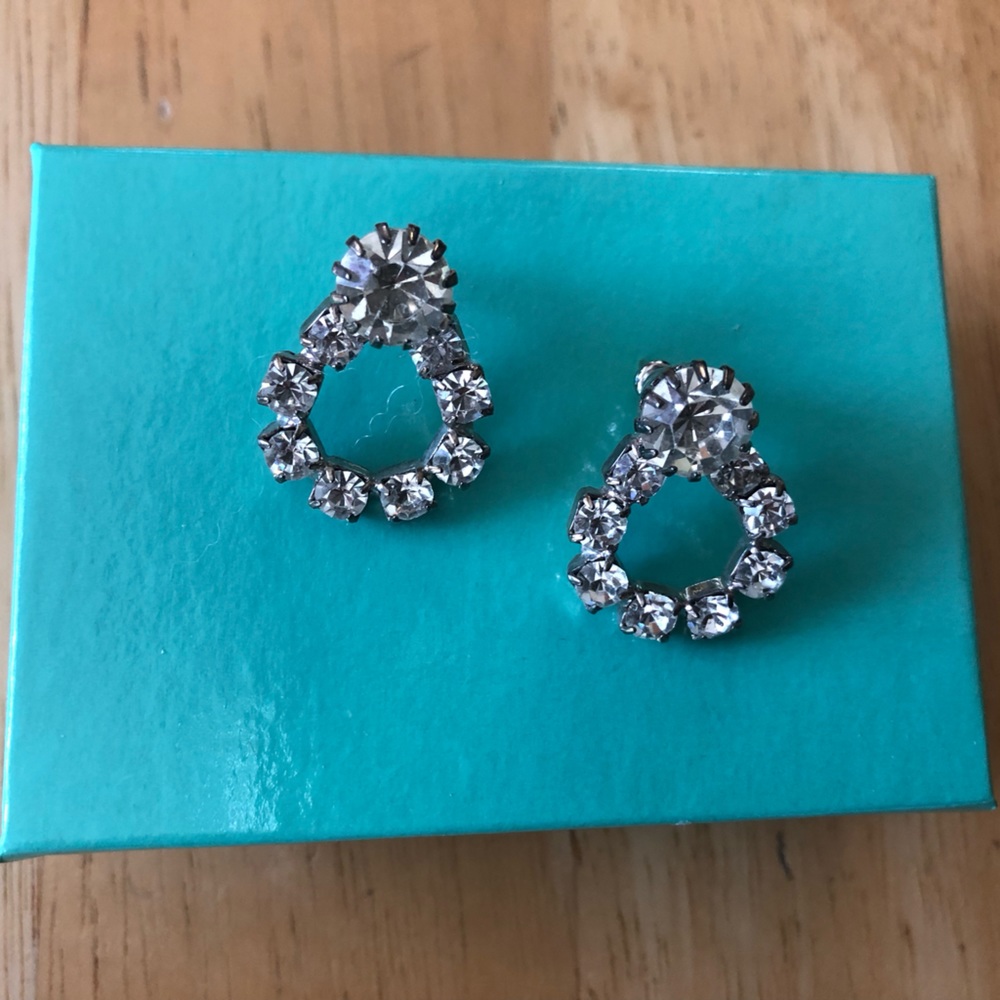 💎 Costume Jewelry Diamond Earrings.